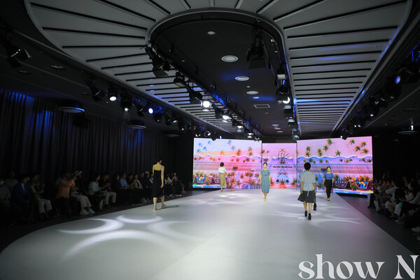 △ 2023 Fashion is to Love 3 패션쇼 'HYEYEONG KIM' 스테이지 런웨이하는 모델 모습들