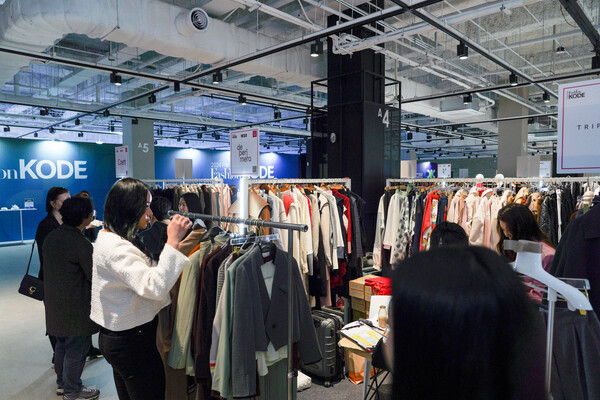 23일, 삼성동 코엑스 더플라츠 전시홀에서 개최된 '2024 F/W 패션코드 (Fashion KODE)'에 참가한 브랜드들이 전시 부스를 운영하고 있다.