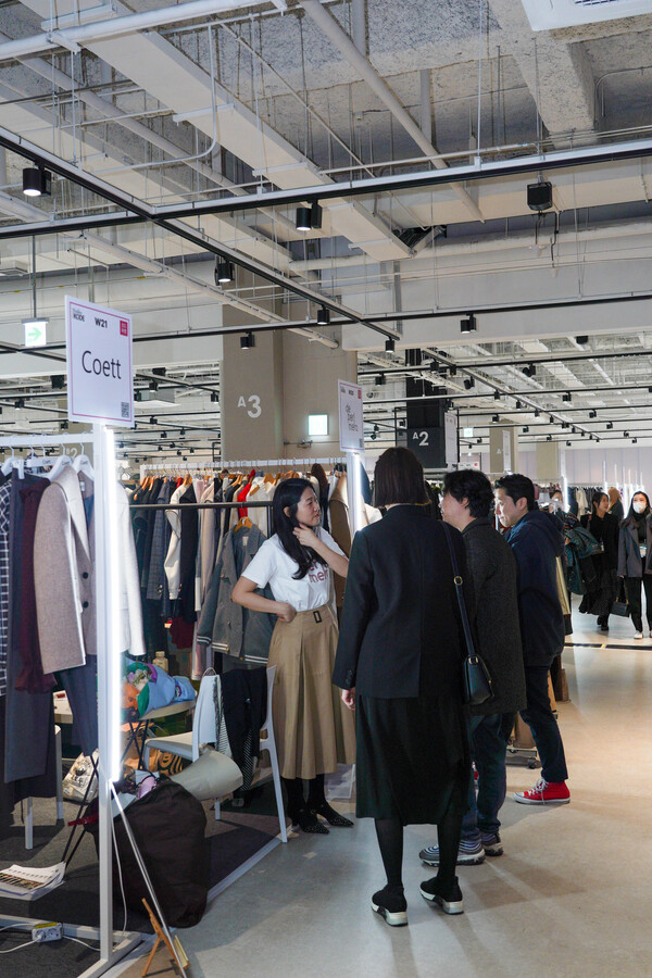 23일, 삼성동 코엑스 더플라츠 전시홀에서 개최된 '2024 F/W 패션코드 (Fashion KODE)'에 참가한 브랜드들이 전시 부스를 운영하고 있다.